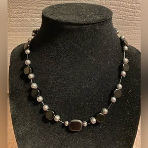 👋🏻 handmade black and silver necklace 16.5”💍